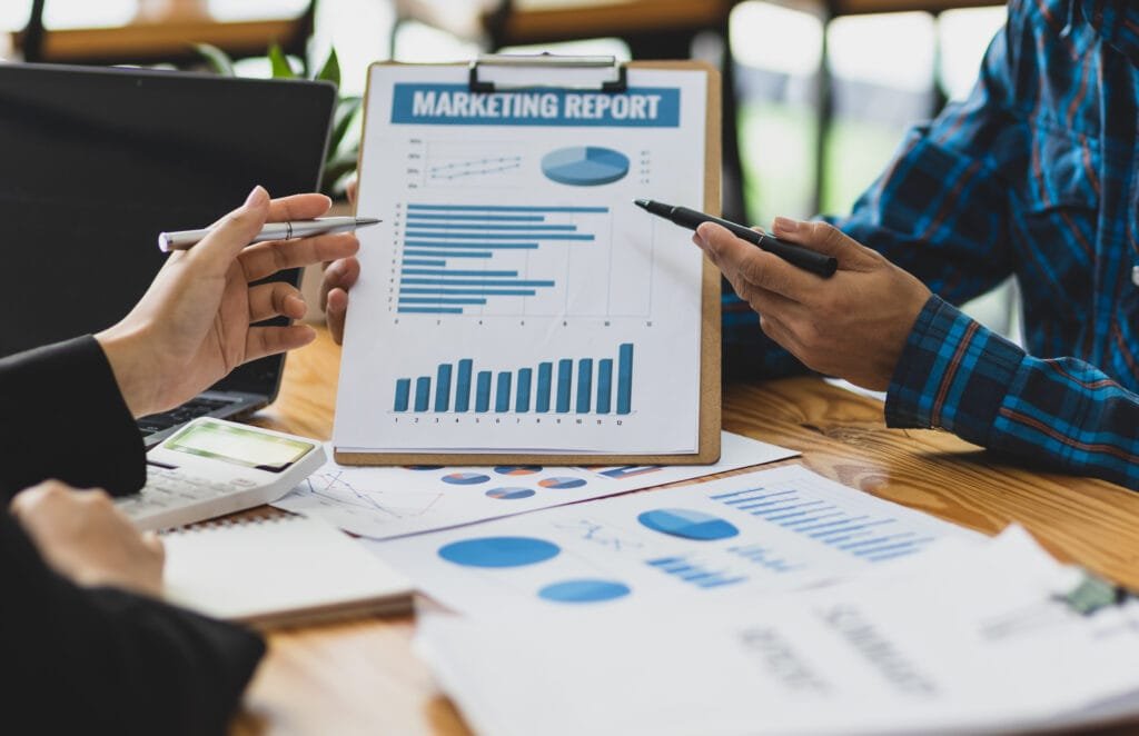 gráficos de rendimiento y métricas de éxito en marketing