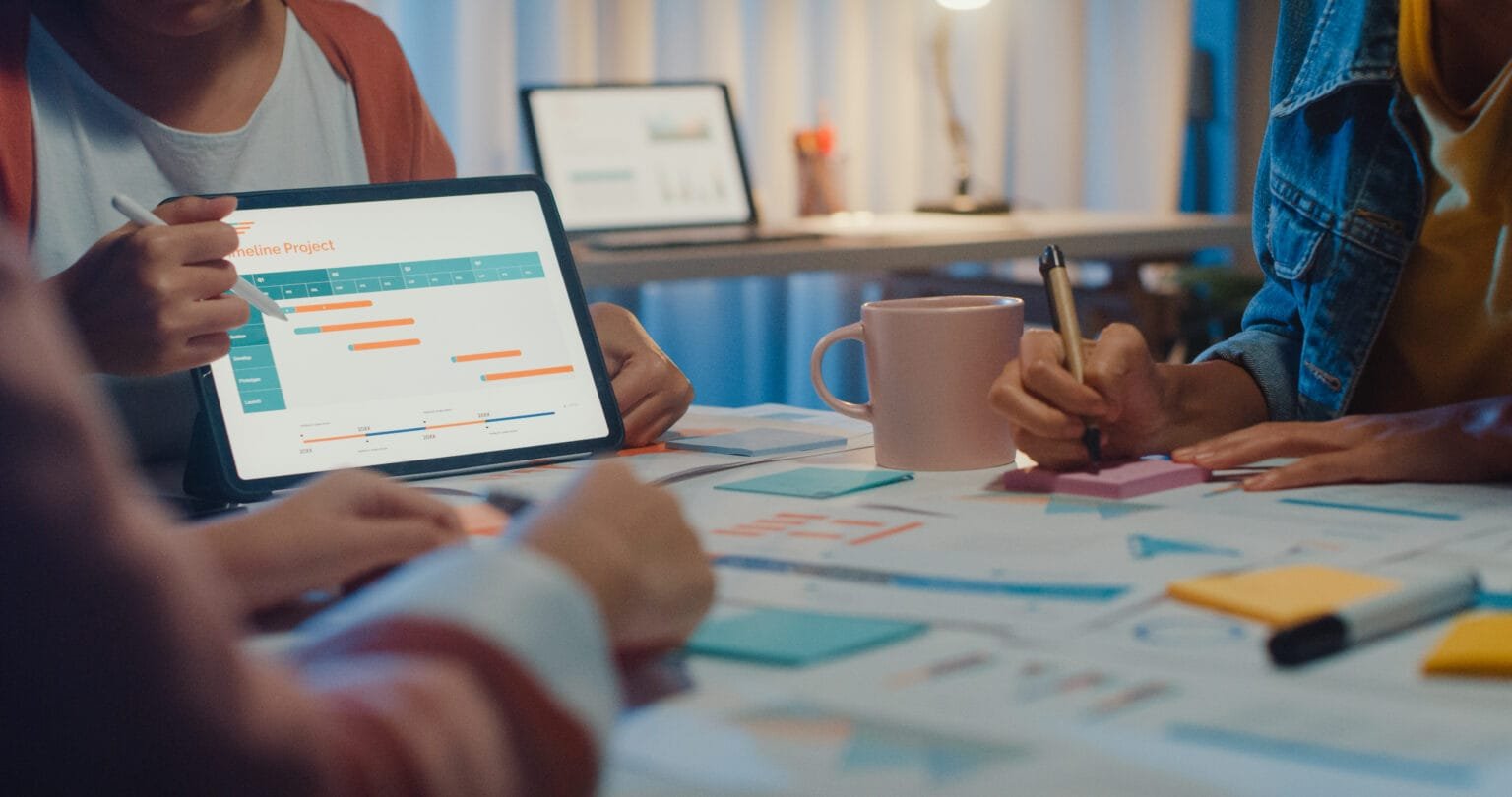 reunión de equipo analizando estrategia de marketing digital